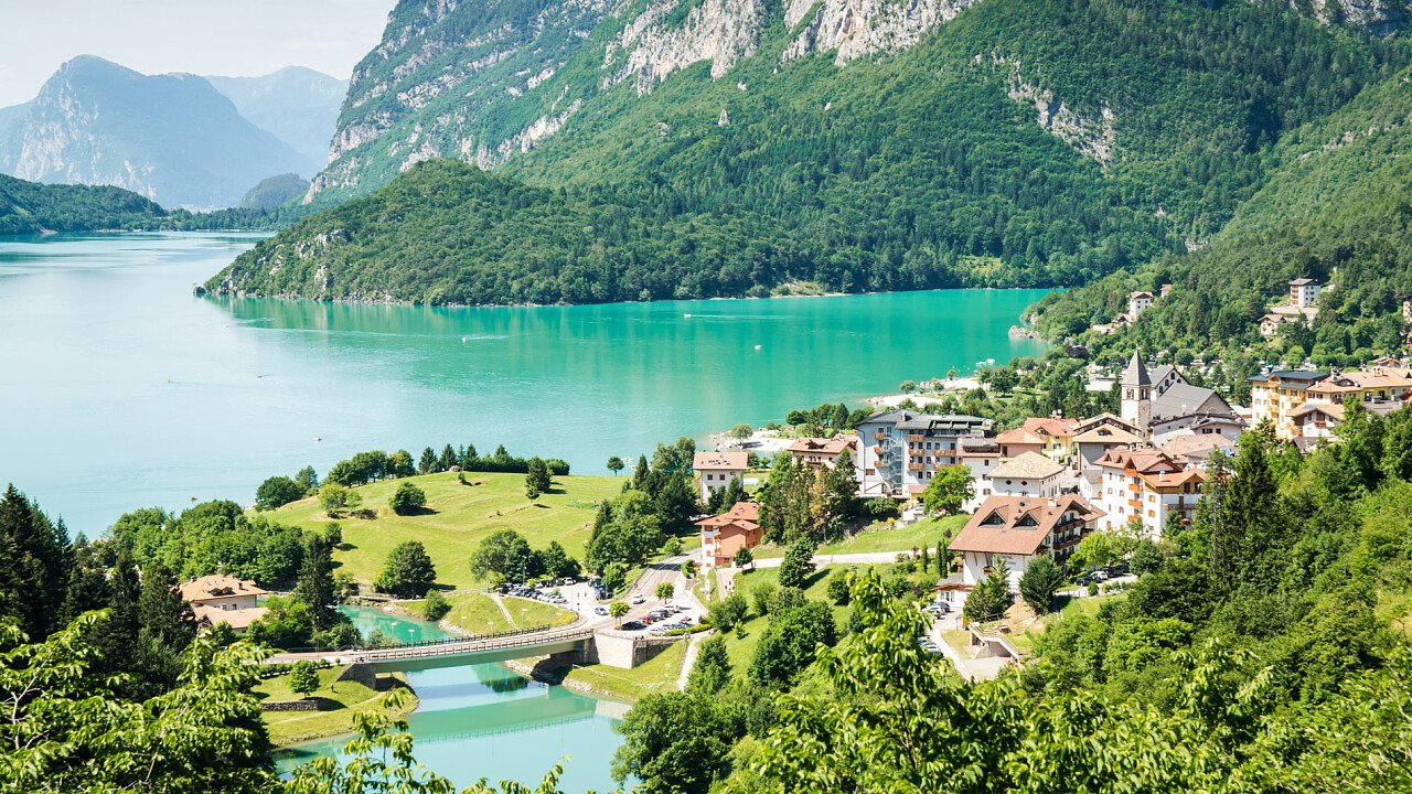 Lago Di Molveno Svuotato E Riempito Con Opere D Arte Op17 In